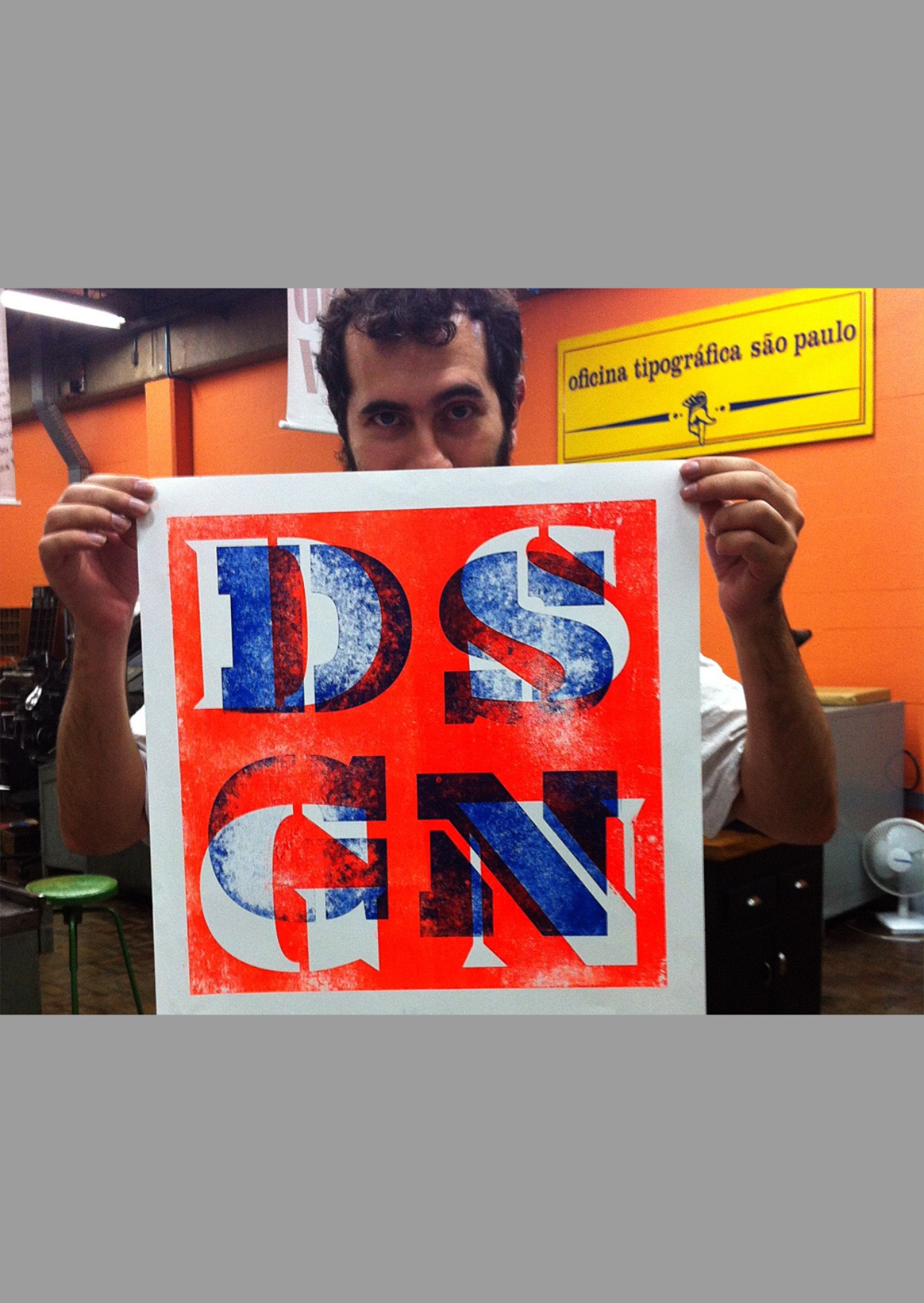 ilustração tipográfico colorido com impresão dos alfabetos D S G N