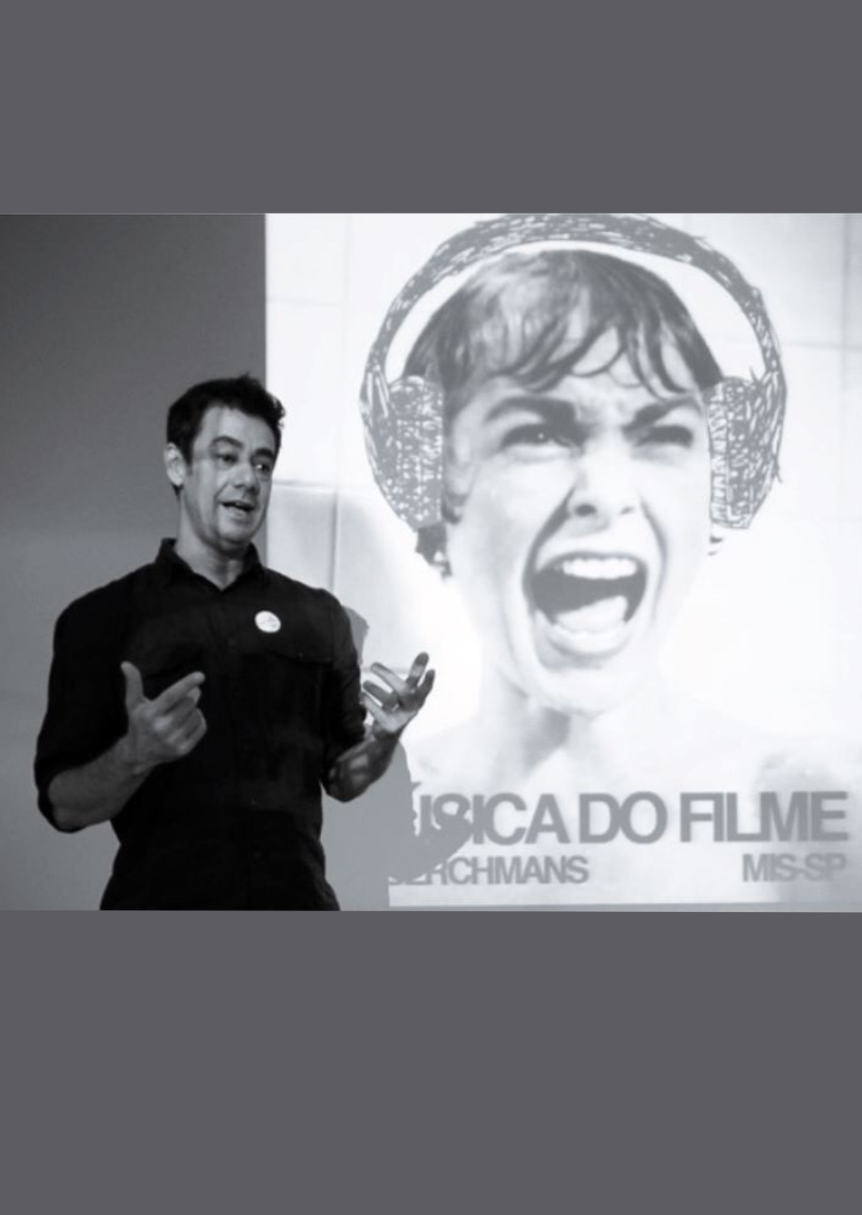 fotografia do convidado dando palestra sobre músicas do filme